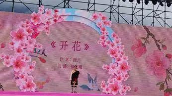 退役女兵林芝徒步，重温第二故乡情。藏汉同台演出，温情脉脉…