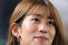 “像没穿衣服一样” ，奥运会女主播现场穿搭惹争议图片