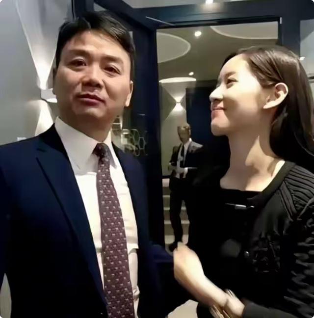 这次，在自嘲老婆面前没自信的刘强东身上，暴露了老夫老妻的尴尬