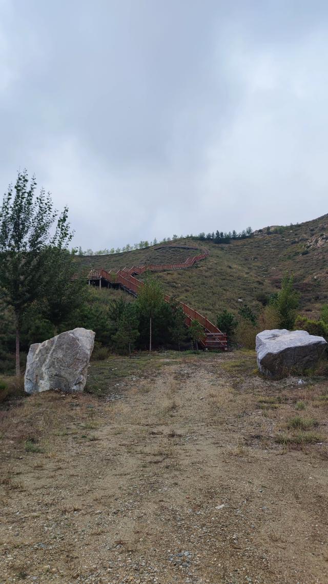 闲逛包头大青山南坡笸箩铺景点，去时一人，景区也一人，有点荒野