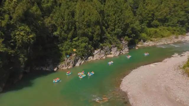 绥阳清溪峡:景区暑期人气火爆 飞拉达、漂流项目受热捧