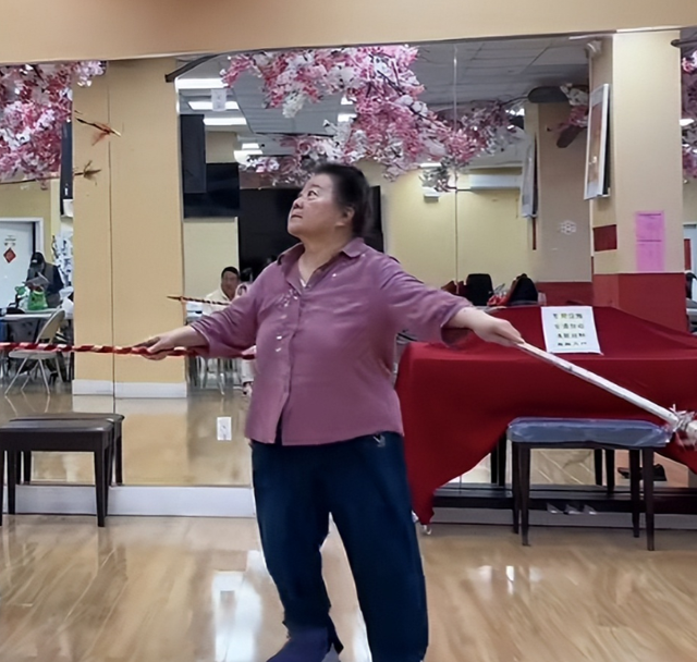 吃里扒外、永不回国？带30名演员留美不归，如今年过花甲归来