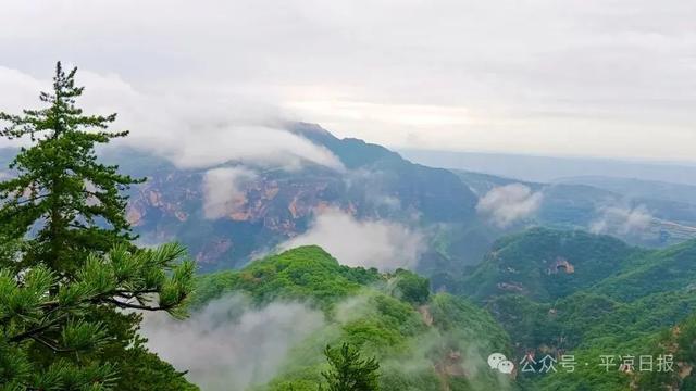 一场秋雨涤，崆峒云海起