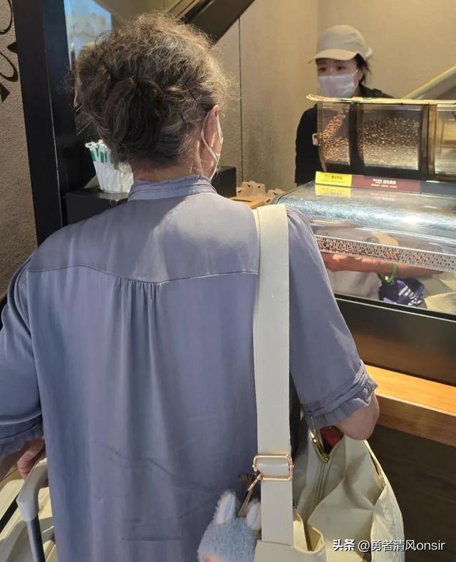 吴彦姝北京被偶遇，她包上挂着labubu好潮，87岁依旧优雅迷人