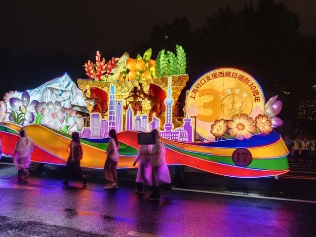 花车巡游、半价游园……上海旅游节开启全城欢乐盛宴→