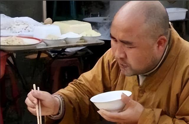 五台山方丈去世4天，恶心一幕出现，生前生活被质疑，奢侈引争议