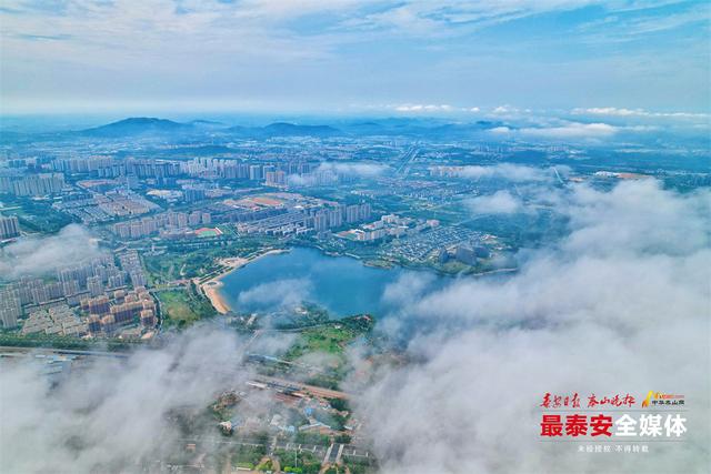 雨后云海漫城郭 半是仙境半是城