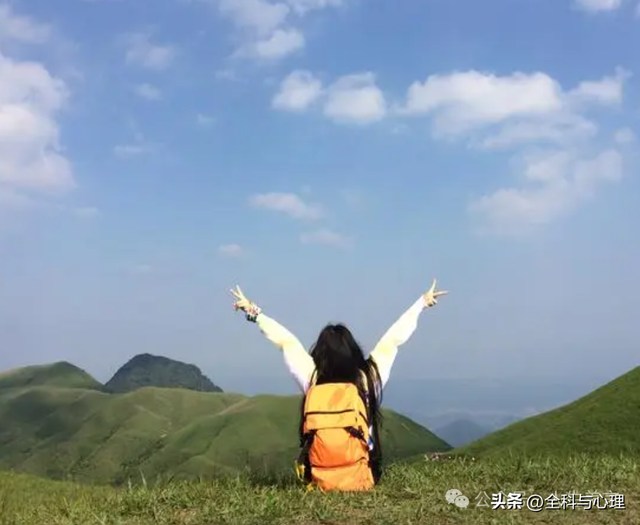 爬山发圈吸引人的句子，登山文案高级有深度