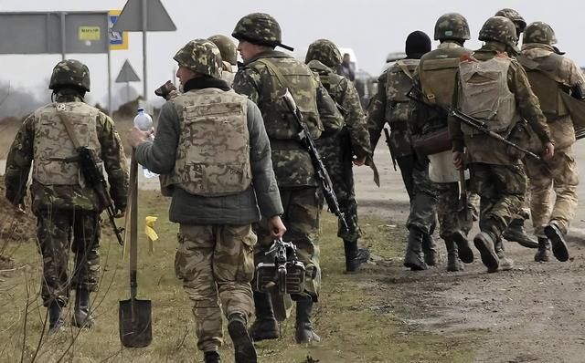 俄军无人机发威！20公里“死亡区”成型，乌军陷入三重绝境