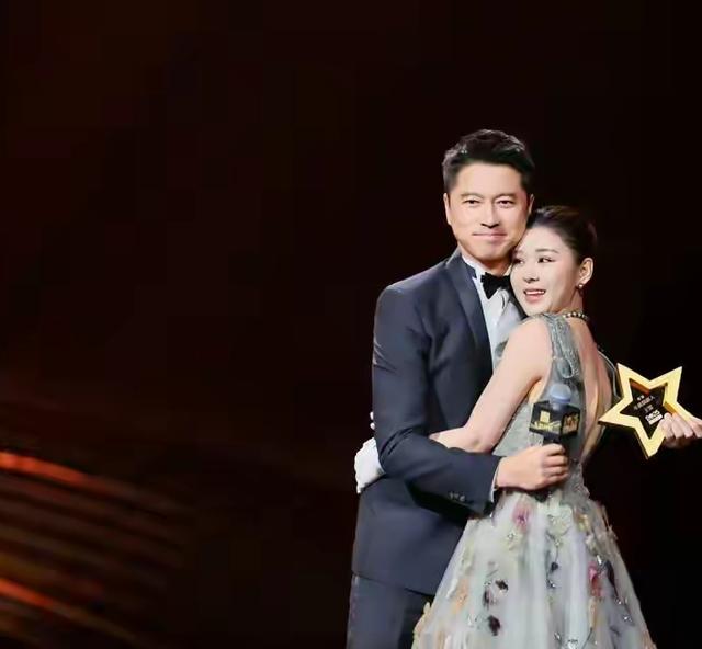 炸屏！王雷李小萌夫妇牵手国剧盛典晚会，夫妻恩爱画面被网友夸爆