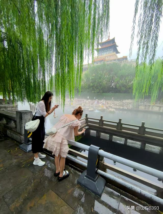 新华社原军事记者陶俊峰泉城美拍：秋雨后 护城河边美如画