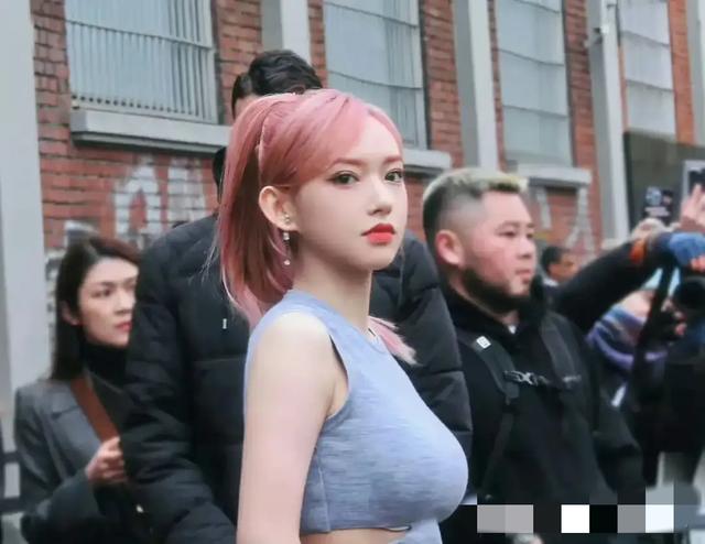 胸比头大，真的被她的身材惊艳到了，感觉一个胸都比她的脸还大了