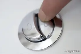 为啥马桶有一大一小两个按钮？我也今天才清楚，切记之后别瞎按了图片