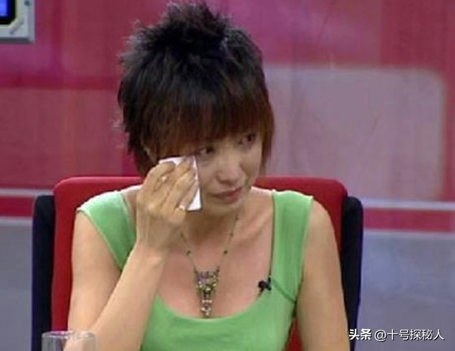 连上5次春晚，私下却和恩师同居怀孕被骗流产，如今56岁依旧单身