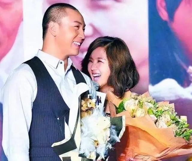 39岁何洁不忍直视，腋下勒出副乳肚子三层肉，要养4个娃操劳疲惫