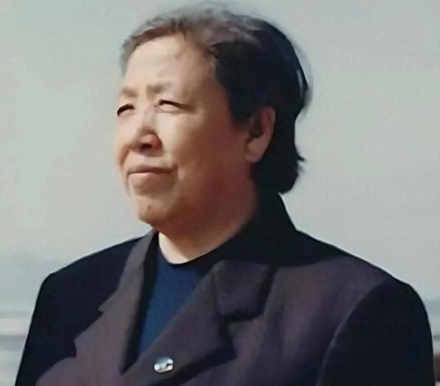 她15岁入党，18岁和主席结婚，如今仍健在，却几乎不出来露面
