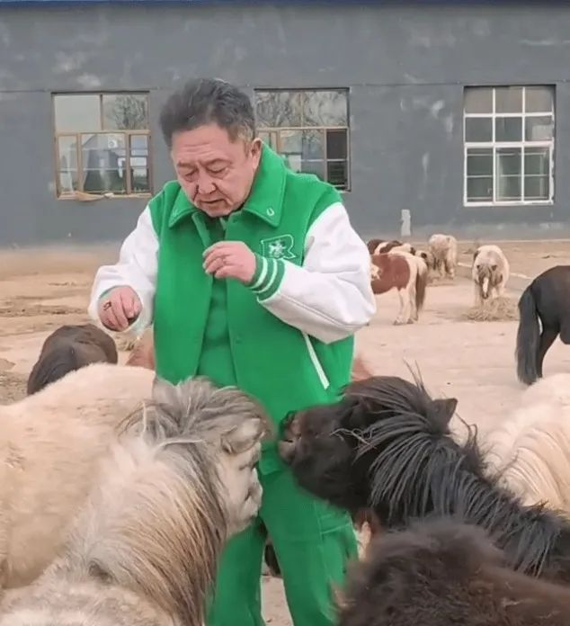 不查不知道一查吓一跳，坐拥北京60亩马场的于谦，私下到底有多壕
