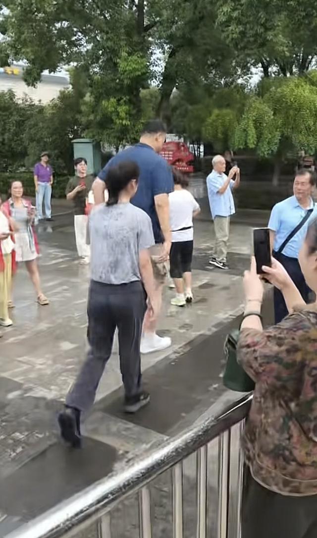 姚明国庆带一家人江苏旅游，女儿姚沁蕾15岁身高1米93打扮太成熟