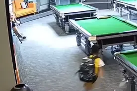 钦佩!7岁男童飞奔去保护被欺负的妈妈，融化众网友的心！图片