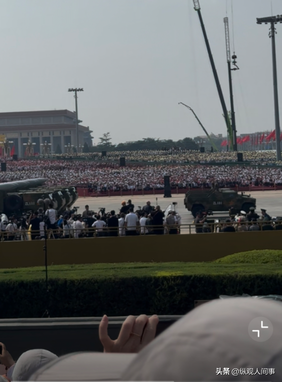 九三阅兵现场！姚明太扎眼，霍启刚抢镜，郑钦文潘展乐全在好热闹