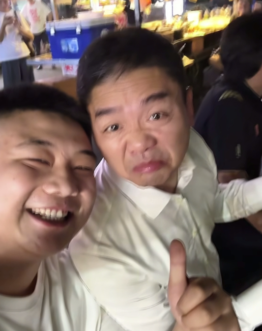 刘强东回老家，凌晨1点喝到脸通红，穿拖鞋做鬼脸，乡亲帮洗房子