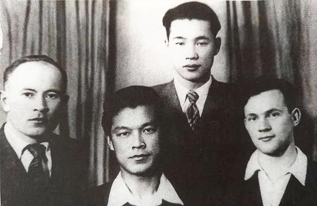 1965年，李鹏总理和儿子李小鹏、李小勇的合影，他37岁，气质不凡