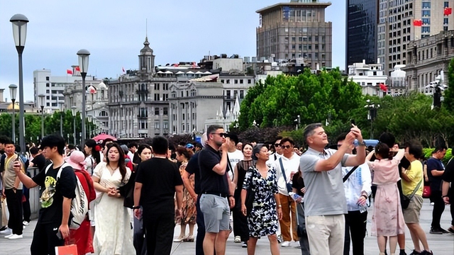 美国博主第一次来中国旅游，一天后直言：中国到处充满“危险”