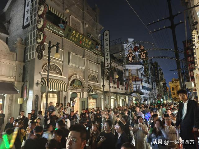 走进郑州中牟建业电影小镇，看各种特色表演，还能参与互动项目。