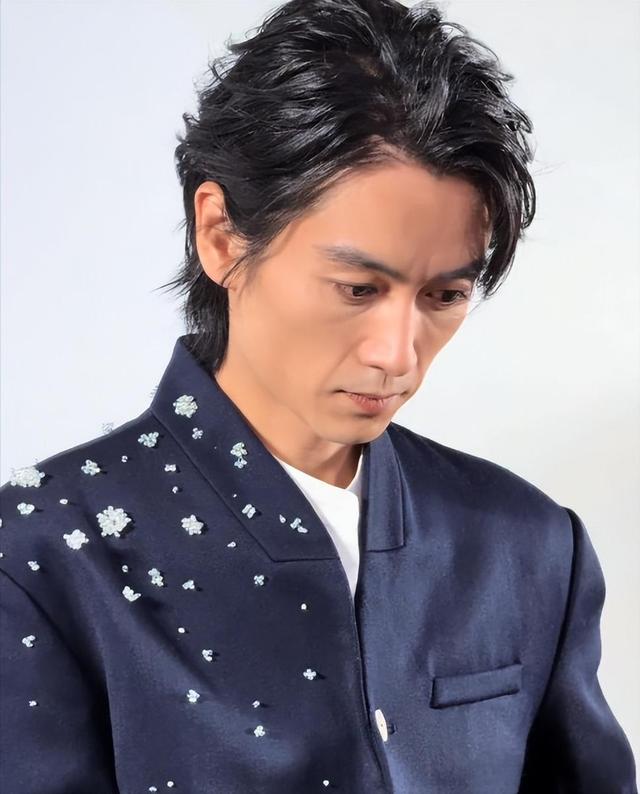 离婚9个月后，38岁陈晓再次官宣喜讯，活成陈妍希高攀不起的存在