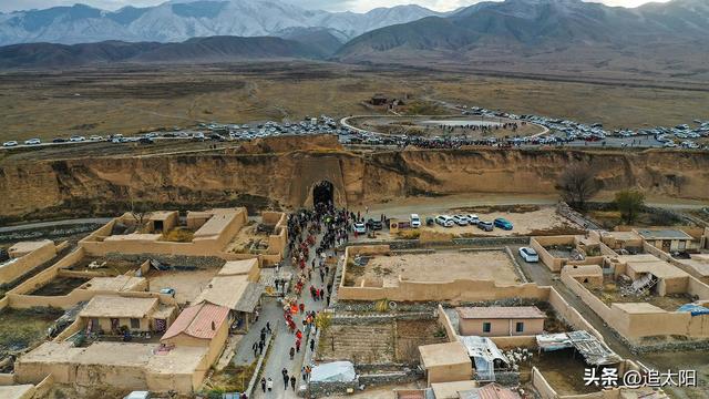 初冬，古城迎来西行客