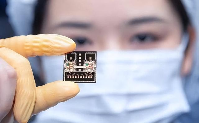 中国首台纳米压印光刻机交付：打破美国垄断，国产芯片换道超车！