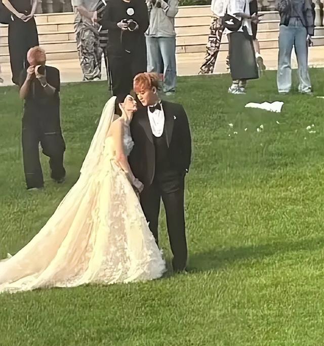 黄子韬徐艺洋晒婚纱照，回应“黄牛卖婚礼名额”：没有任何可售卖的票务，只是简单的亲友聚会