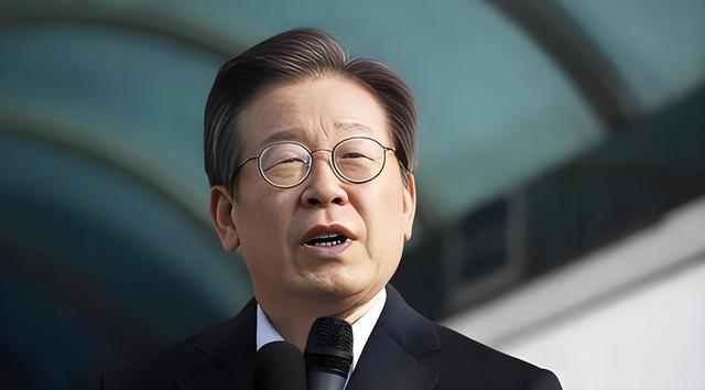 事态升级！解放军对日改口，中方7字定性高市，日本搬出皇后求和