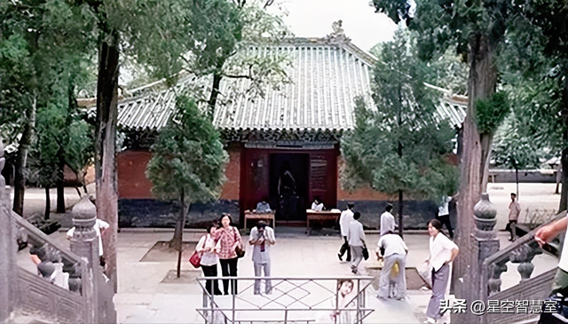 1985年少林寺，已经开始收门票，初显商业气息，美国游客拍下照片
