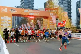 “乐享红城•跑出未来”2025遵义红花岗半程马拉松鸣枪开跑图片