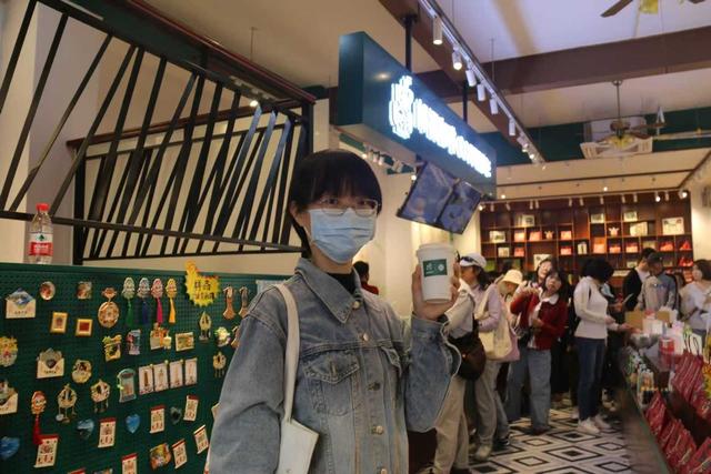 海口骑楼的“宝藏邮局”：寄思念，品咖啡，穿越邮政时光