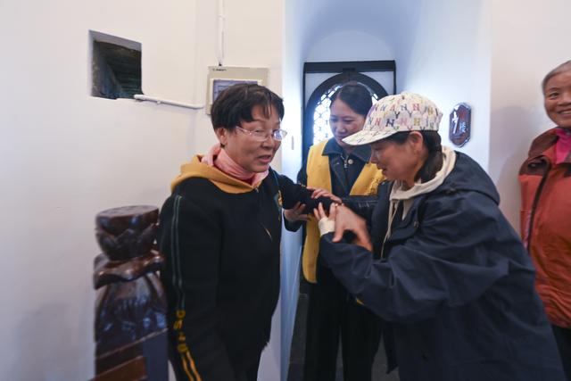 秋爽登文峰 塔下聚宾朋