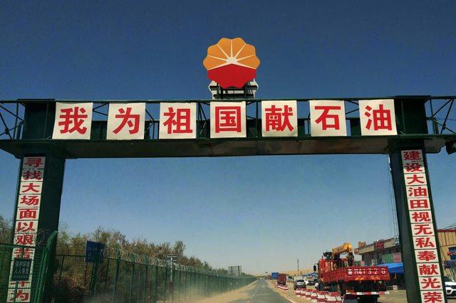 中国最大沙漠中唯一小镇，四周被黄沙覆盖，为何生活着2万人？