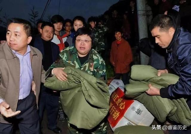 闫学晶奢侈风波升级！官媒出手锐评，韩红却因一特殊举动口碑暴增