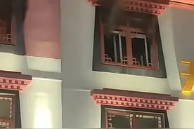 “奶奶，快点电话拿我打呀！”香格里拉一民宅深夜失火，小孩哥精准报警图片