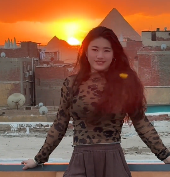 女博主环球旅行，身材好竟被外国男骚扰，正面硬刚网友直呼过瘾