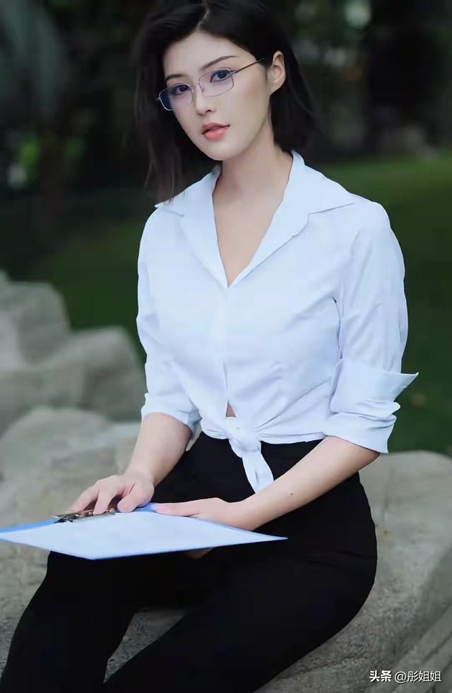 车模程儿衬衫制服，身材吸睛！网友：颜值太高，美到词穷！
