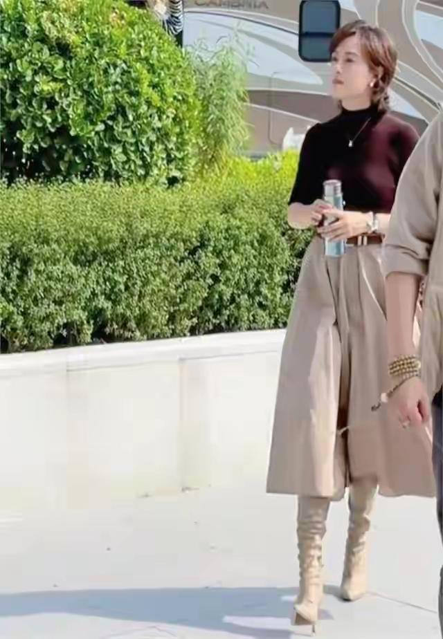 43岁孙俪上班被偶遇，她的身材真好，手里拿着保温杯，好会养生