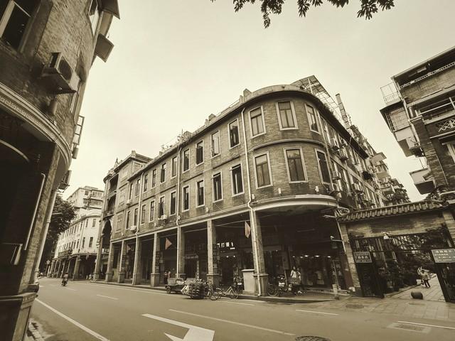 97年迪斯科舞厅，一个穿红裙的女人，在我耳边吹了口气