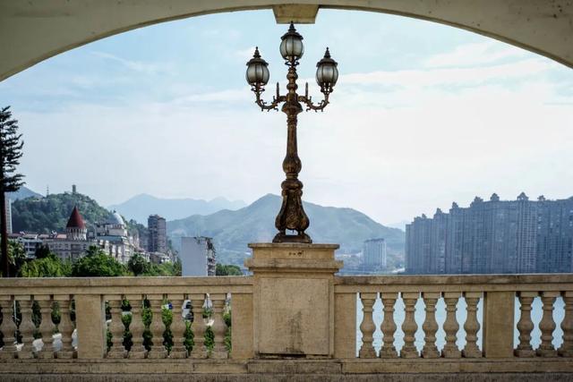 不走寻常路的国际化县城，关心一日三餐，更关心咖啡和汇率