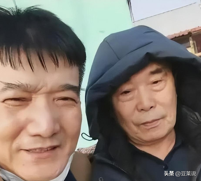 老艺术家何庆魁，被自己亲儿子捅刀：他嫖不动了，每月1万够花