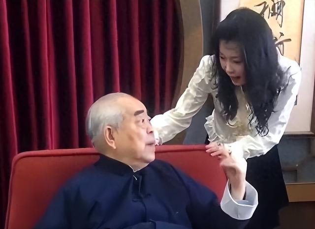 和朋友妻子偷情10年，北京庄园让给继子，难怪范曾亲女儿撕破脸