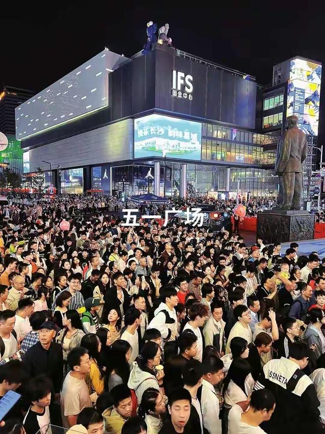 国庆23亿人出游：导航2小时堵成5小时	，为啥大家还抢着出门？