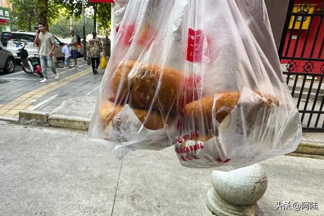 在荆州没吃到什么美食，全是被这种葱油饼给耽误了，临走还要买两