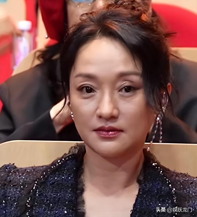 年过50岁的周迅一头白发，无儿无女成为了这辈子最大的遗憾！